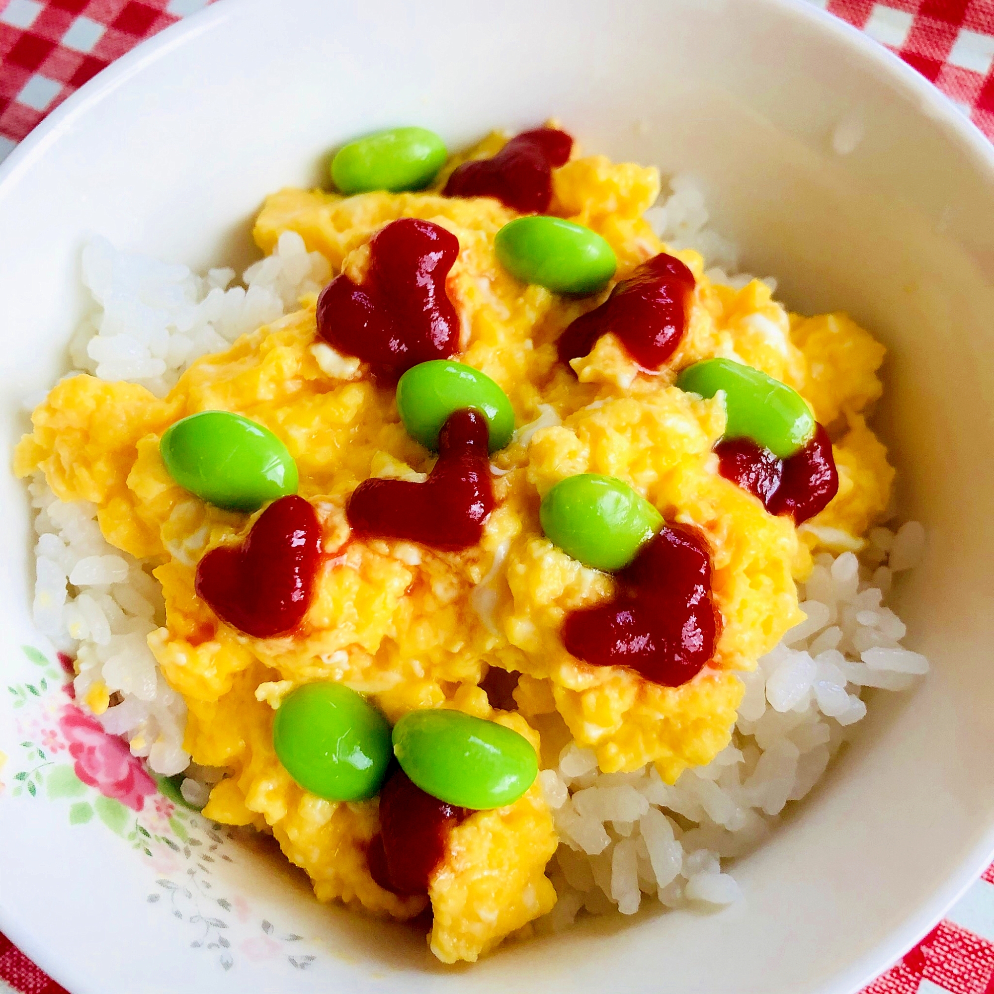 スクランブルエッグと枝豆の丼