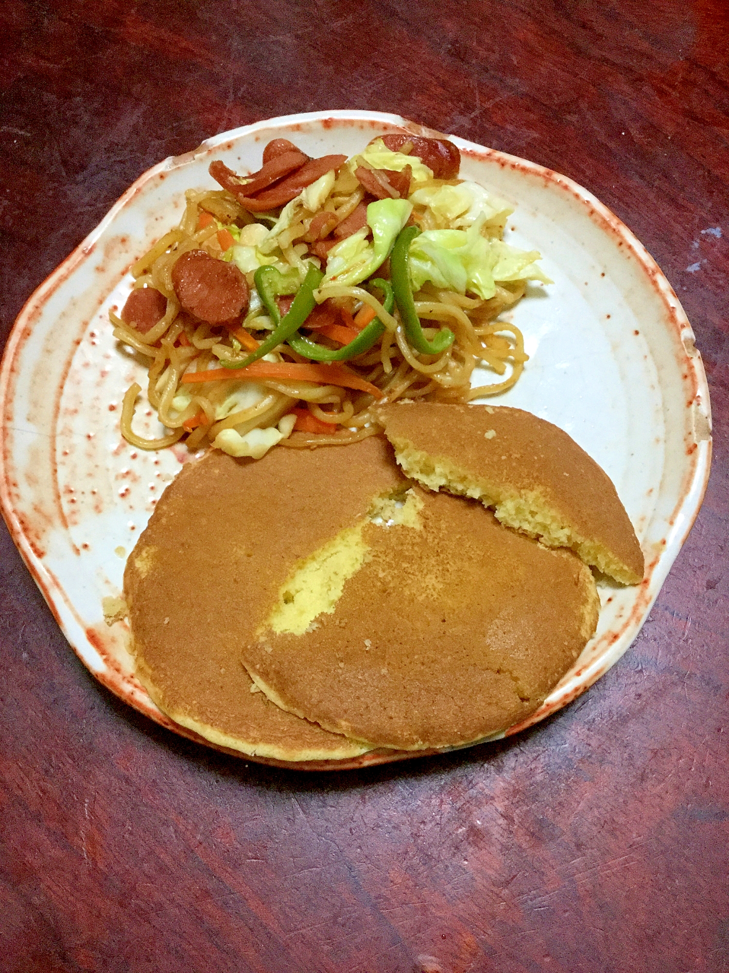 パンケーキとウインナー焼きそばのプレート。