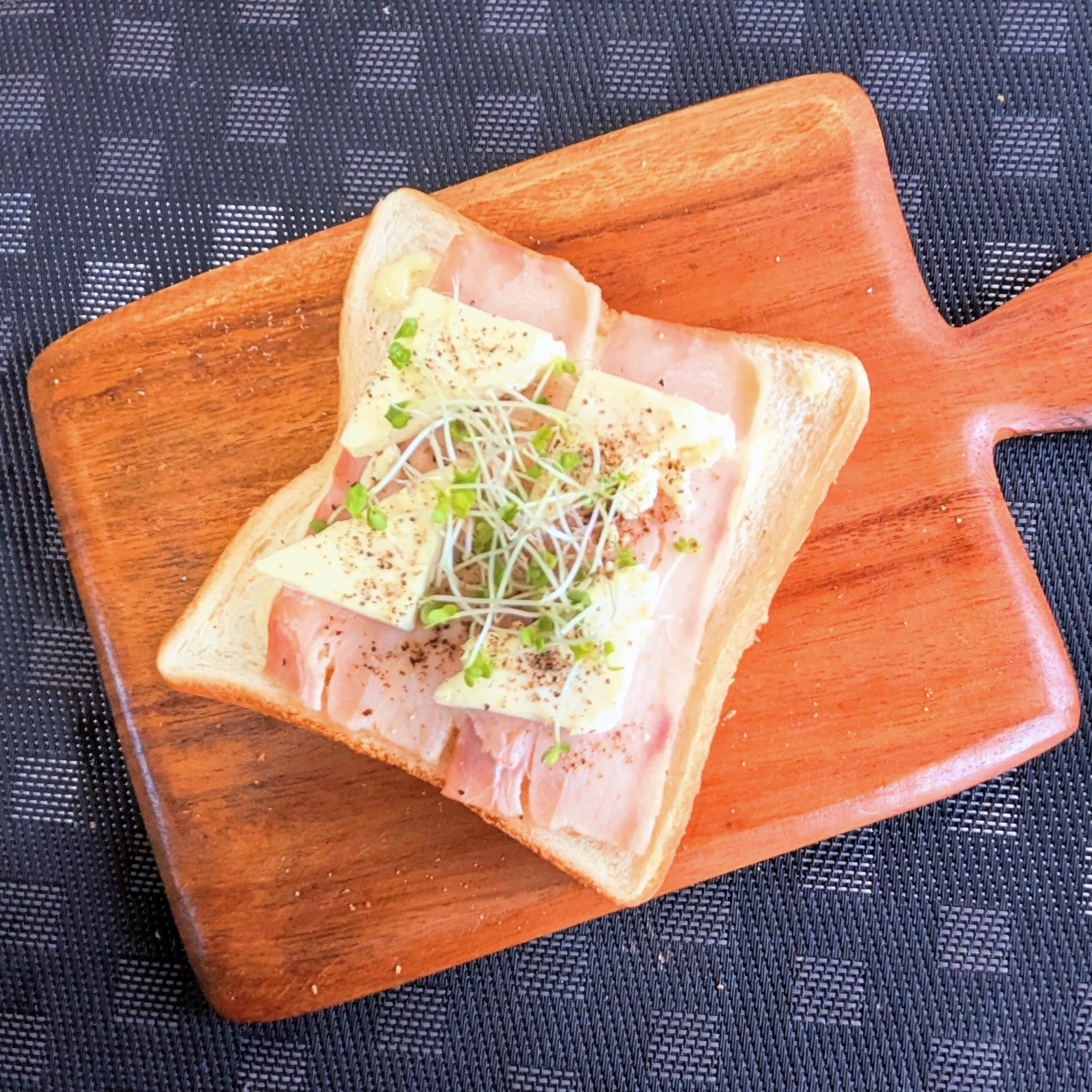 クリームチーズとベーコンのトースト