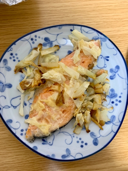 初レポ&初鮭のホイル焼きです！
写真は皿に移したあとですが、とても簡単に作れて美味しかったです。
これからも作ります。美味しいレシピをありがとうございます！