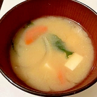 豆腐・玉ねぎ・にんじん・わかめの味噌汁