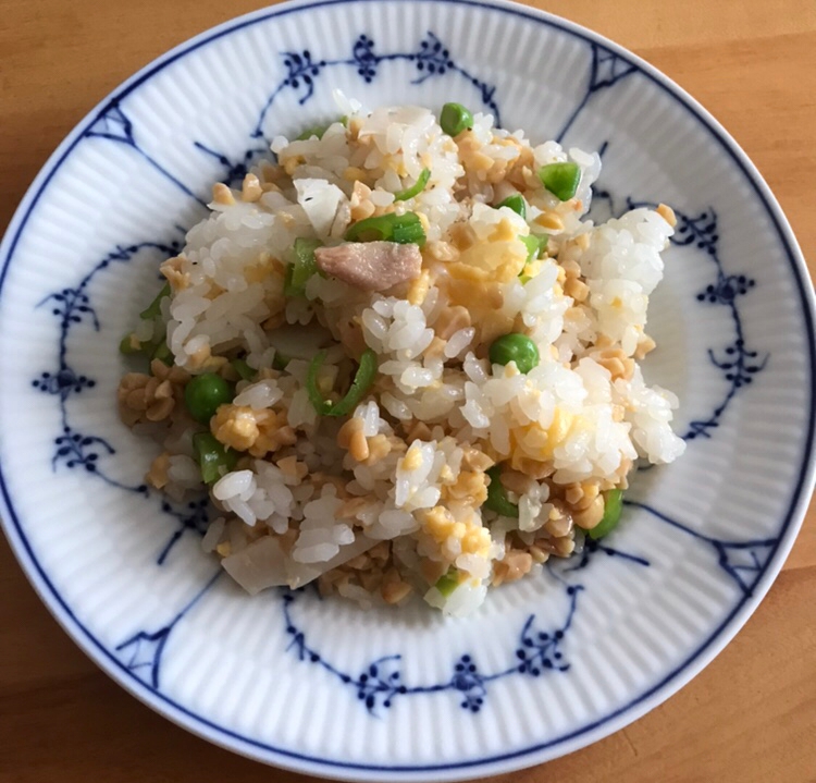 スナップえんどう、レンコン、ツナの納豆チャーハン