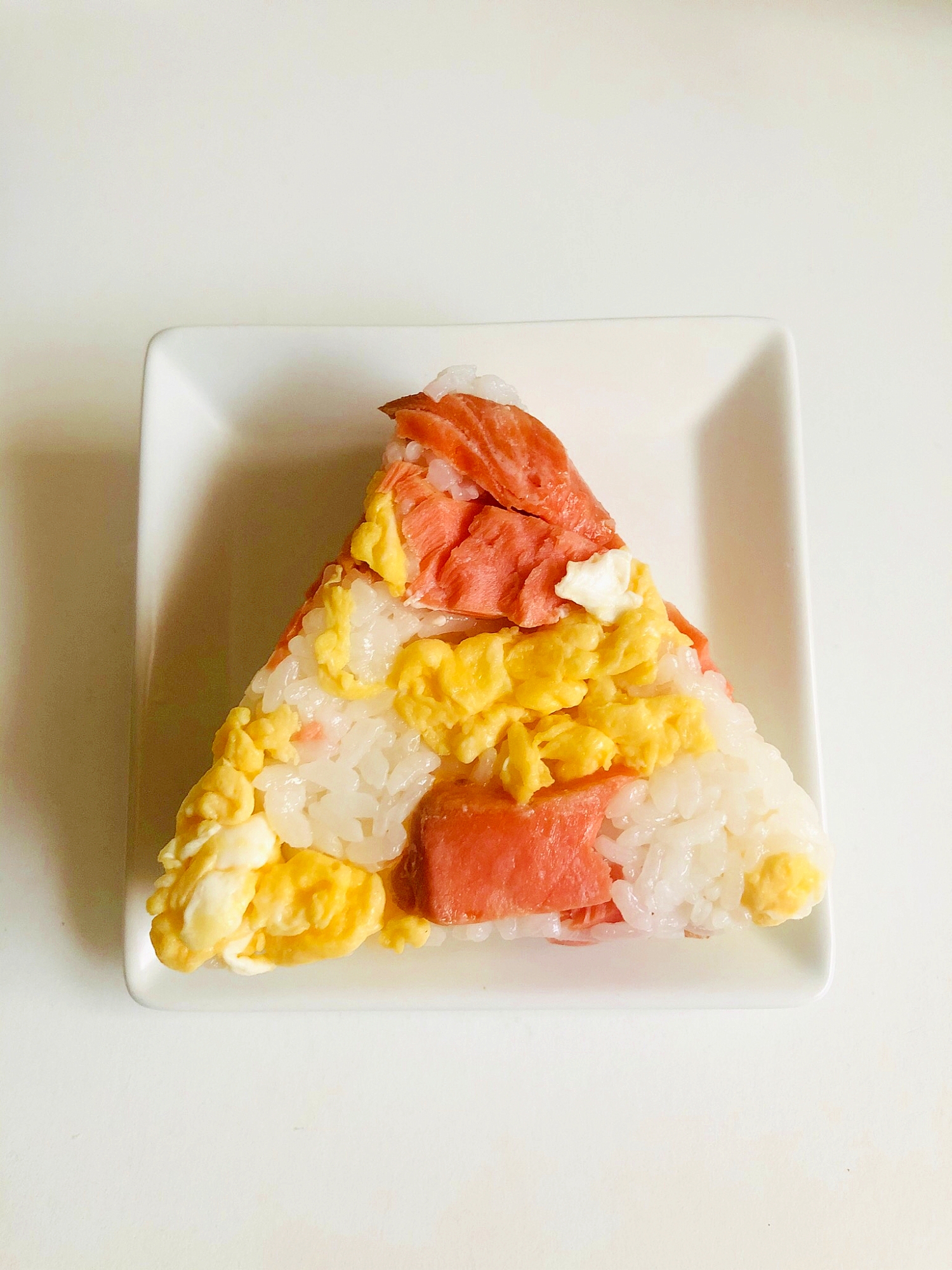 おかずおにぎり 焼鮭とそぼろたまごのおにぎり レシピ 作り方 By まかろん 楽天レシピ