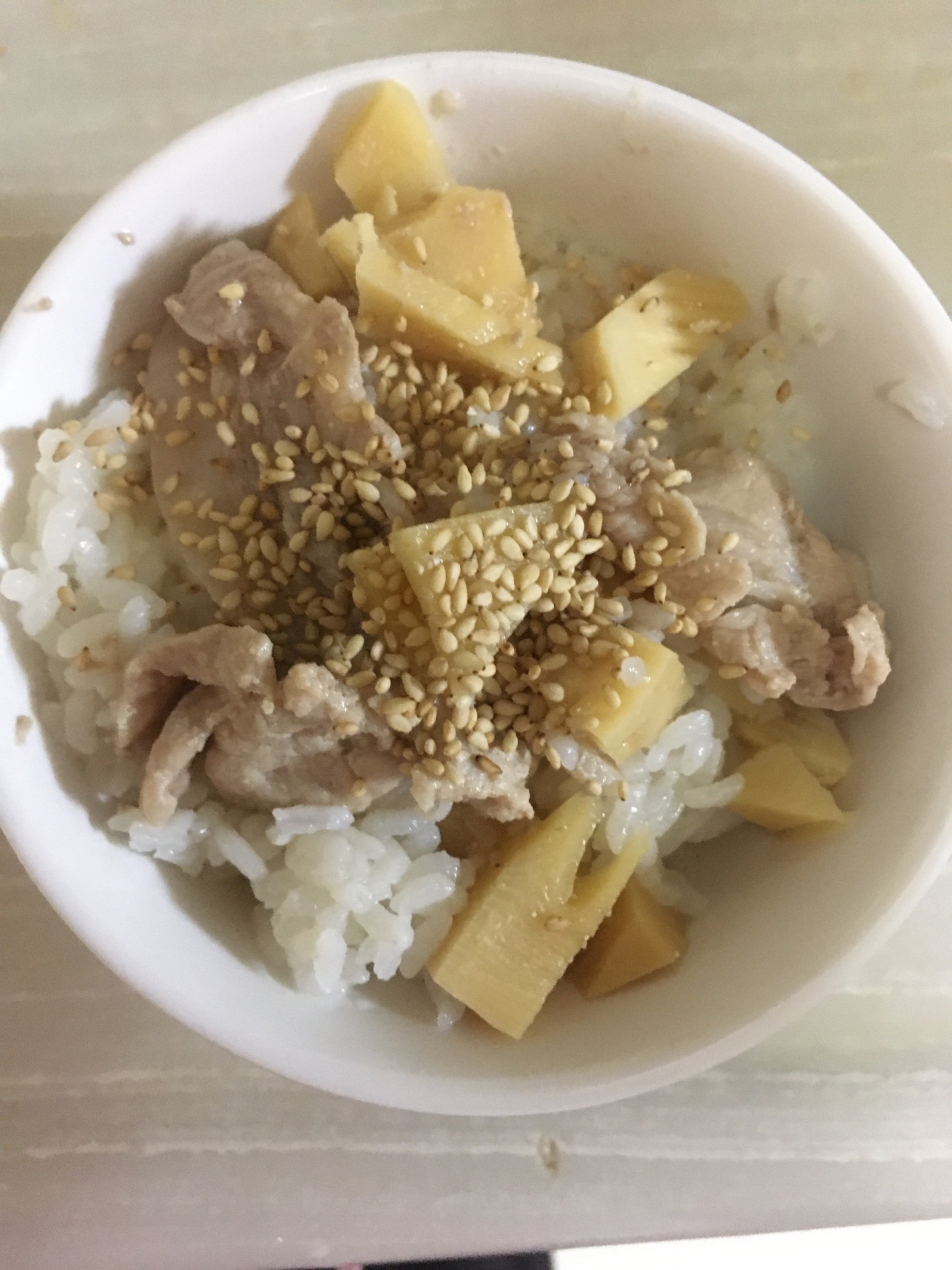 竹の子と豚肉の煮物で混ぜご飯♪いりごまをかけて♪