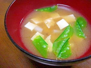 きぬさやとしめじと豆腐のお味噌汁