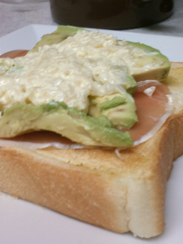 らっきょが決め手!アボカドと生ハムのオープンサンド