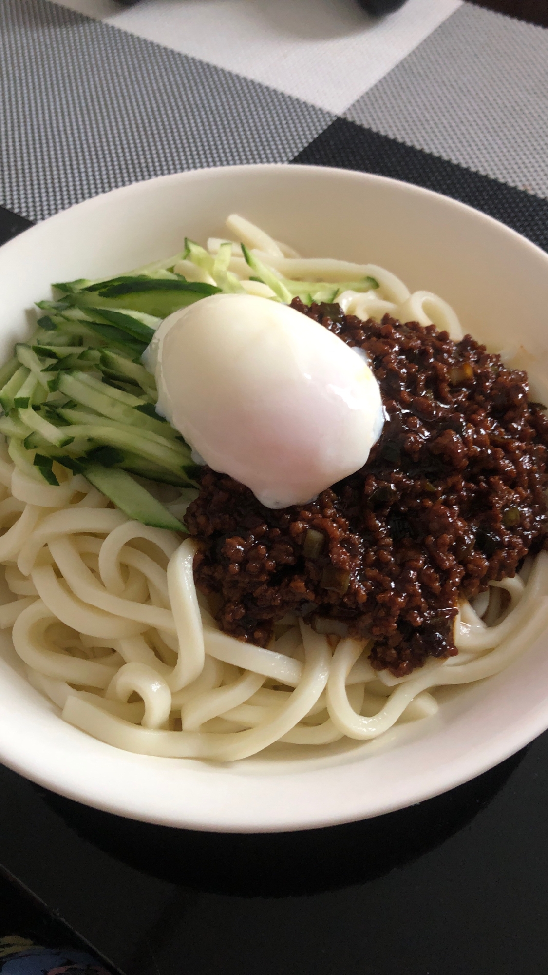 肉味噌が決め手!!温玉ジャージャーうどん