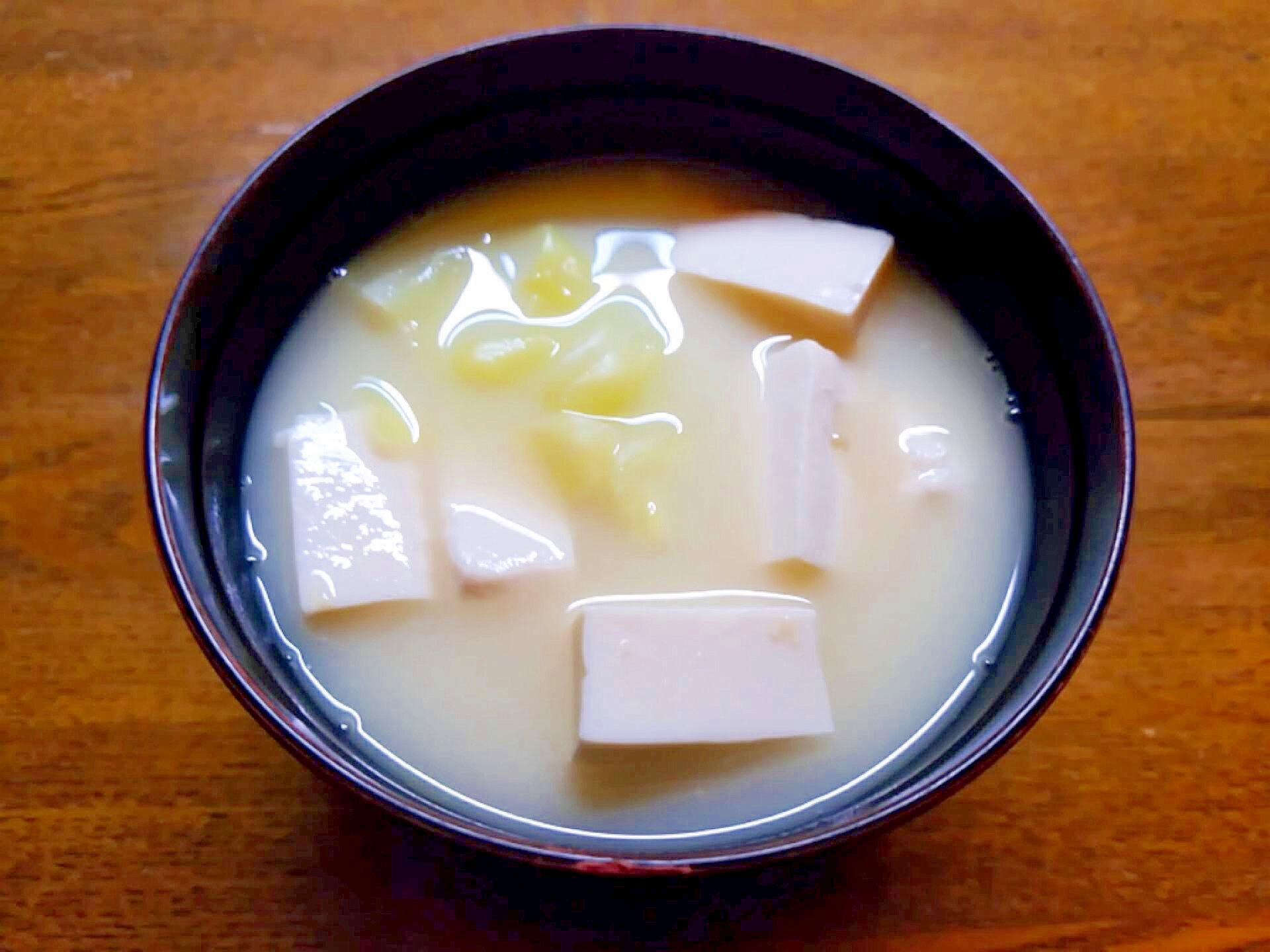 豆腐と白菜とキャベツの白味噌汁