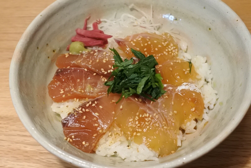 刺身嫌いな主人のためのブリと鯛の漬け丼