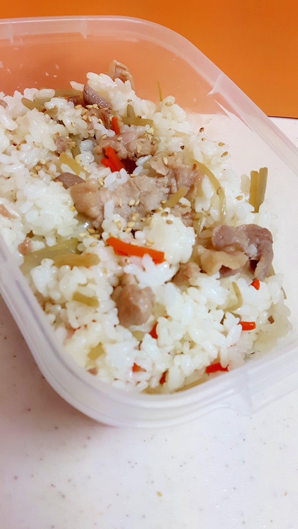 子供が喜ぶ(^^)豚肉とにんじんごぼうの混ぜご飯♪