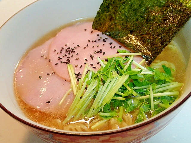 ハム・豆苗・ハム・黒胡麻の味噌ラーメン