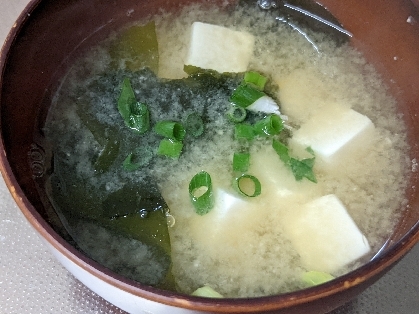 ねぎと絹ごし豆腐とわかめの味噌汁