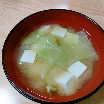 豆腐とキャベツのお味噌汁