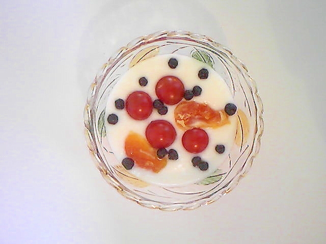 ミニトマト、みかん、ブルーベリーのヨーグルト