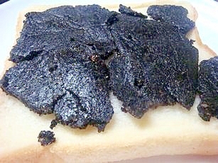 黒ゴマハチミツの食パンのせ