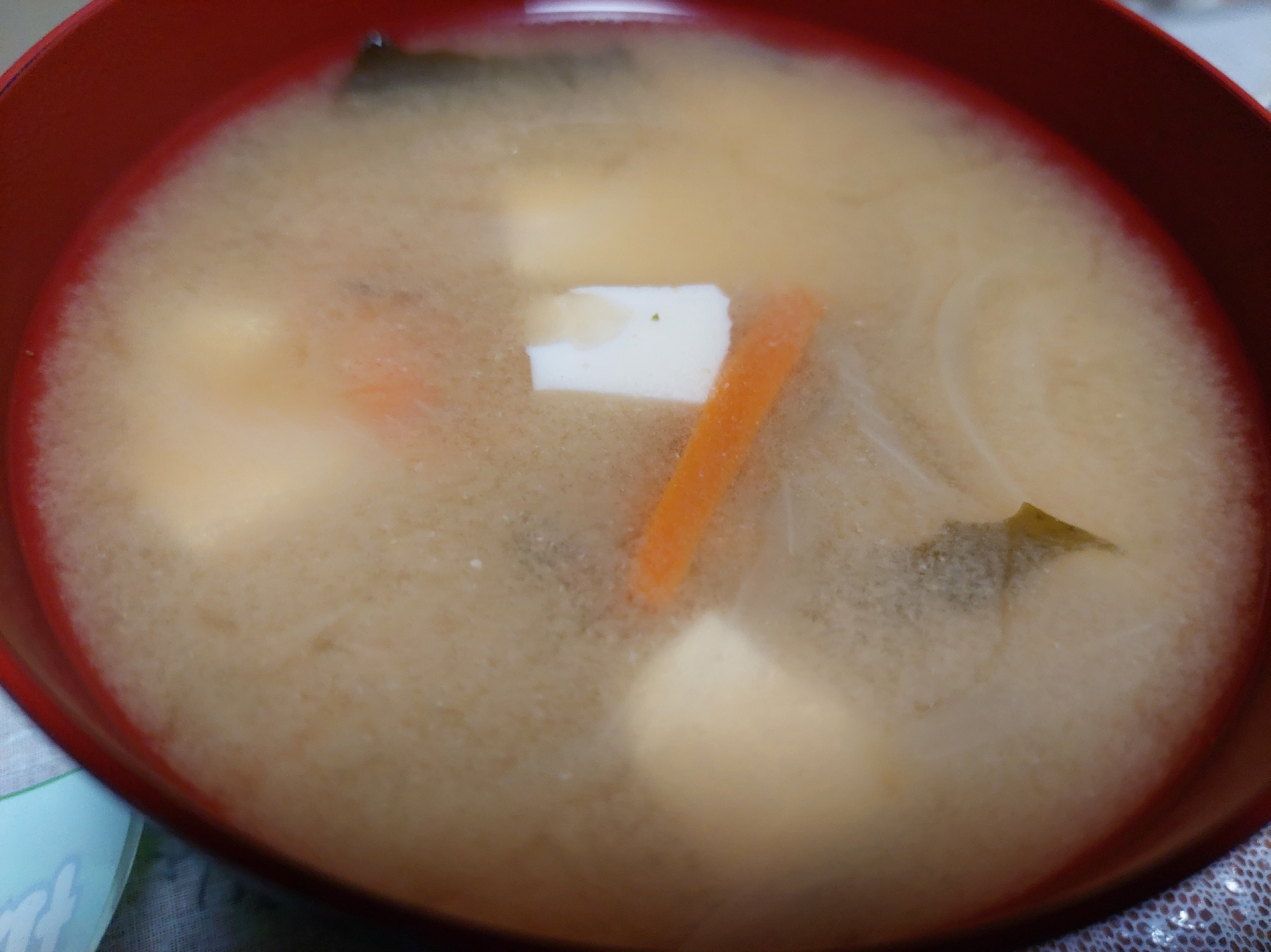 豆腐とにんじんと玉ねぎとワカメのお味噌汁
