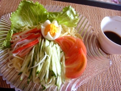 はなまる子さんこんばんは～♪
店頭に冷やし中華が並ぶ季節になりましたね♪
野菜と一緒にいただき美味しかったです(*^^)v
ごま忘れた～(;^_^A