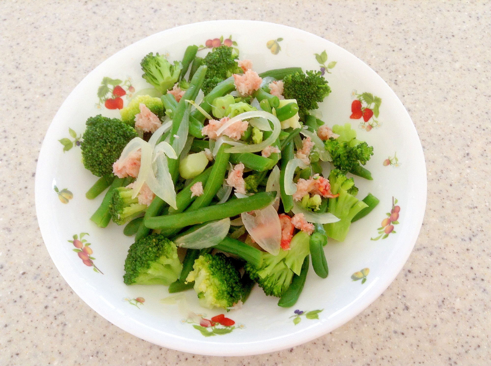 緑の野菜がたっぷり、ずわい蟹のサラダ♫