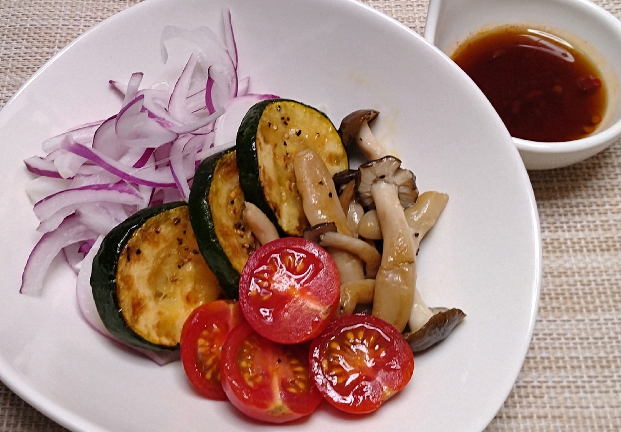 ソテーした野菜のサラダ（甘酢豆板醤ドレッシング）