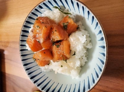 ごま油の風味が美味しい♪簡単☆サーモンユッケ丼