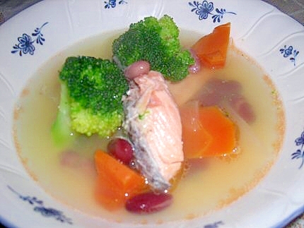 鮭とブロッコリーのコンソメスープ