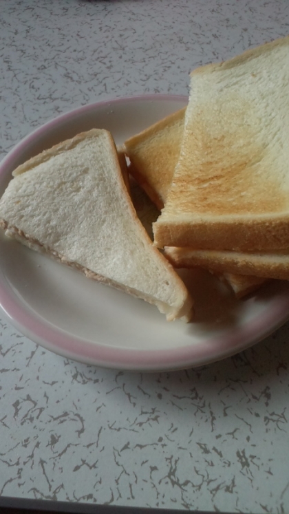 こんばんは＾＾
普通の食パンでサンドしちゃってごめんね（謝）ゴマを入れると風味も良くって美味しさＵＰだね♪
ご馳走様でした～