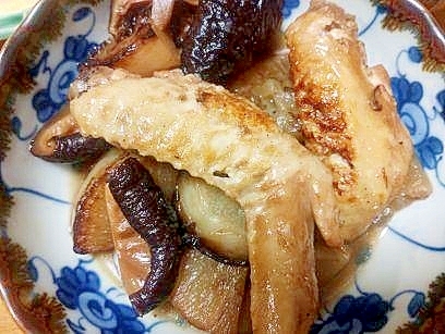 鶏手羽・大根・干し椎茸の　煮物