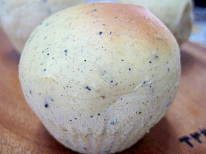 カマンベールチーズの黒ごまパン。