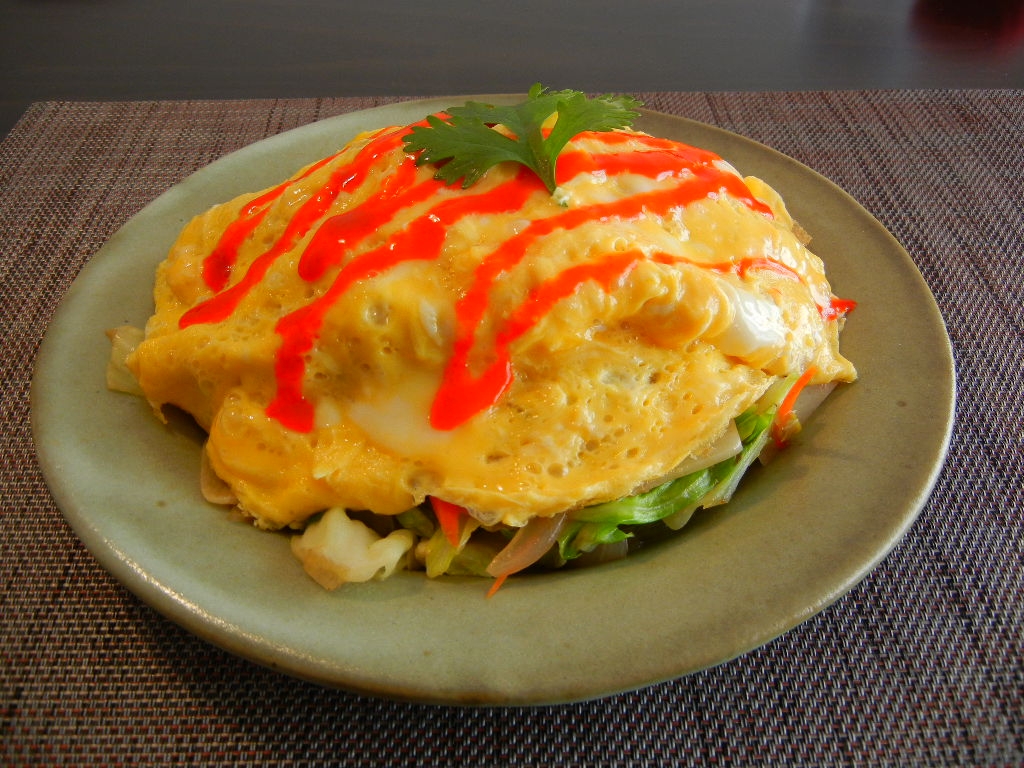 チリソースでピリ辛　オム焼きそば