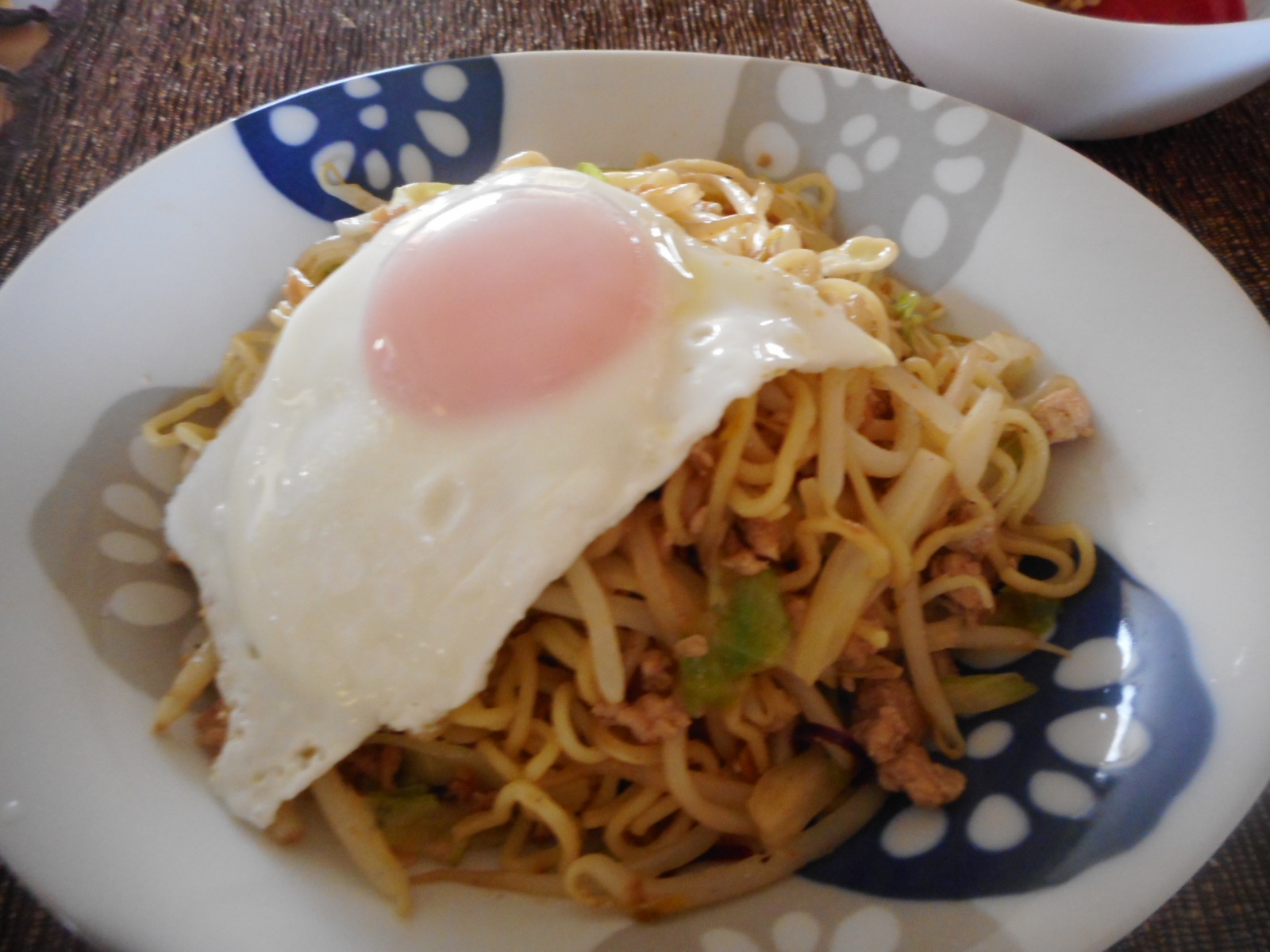 そぼろとレタスとセロリのナンプラー焼きそば