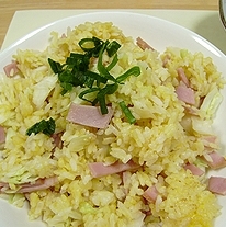 ご飯がパラパラに仕上がって嬉しいです。いつもは焼豚で作るのですが、ベーコンで作った炒飯も美味しいものですね。キャベツのしゃきしゃきした食感も楽しめました。