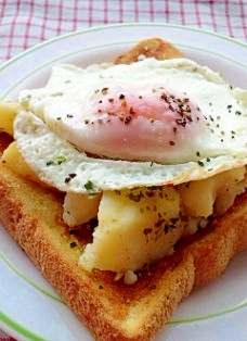 こふきイモと目玉焼きのパン