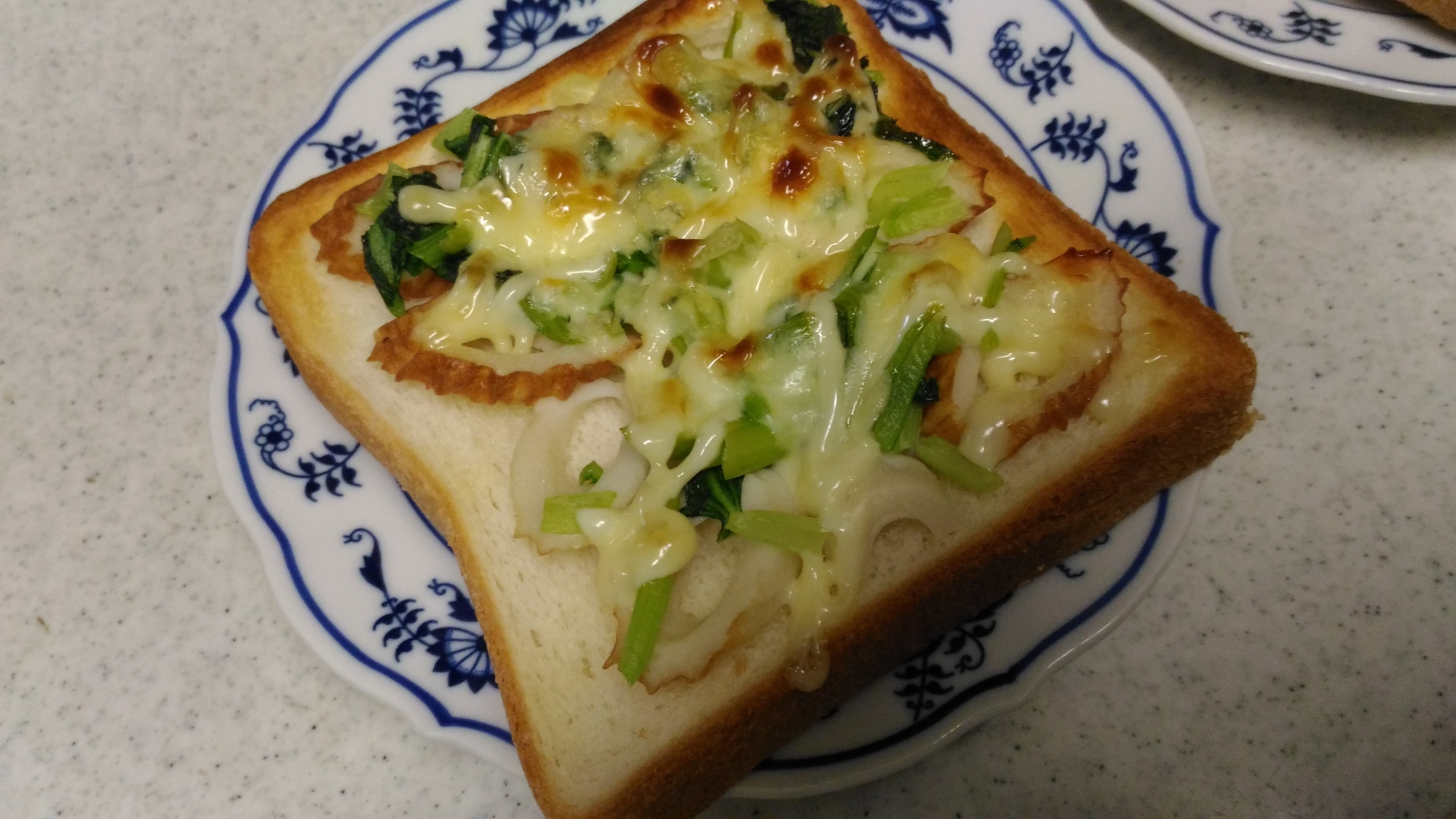 竹輪と小松菜のマヨチーズトースト