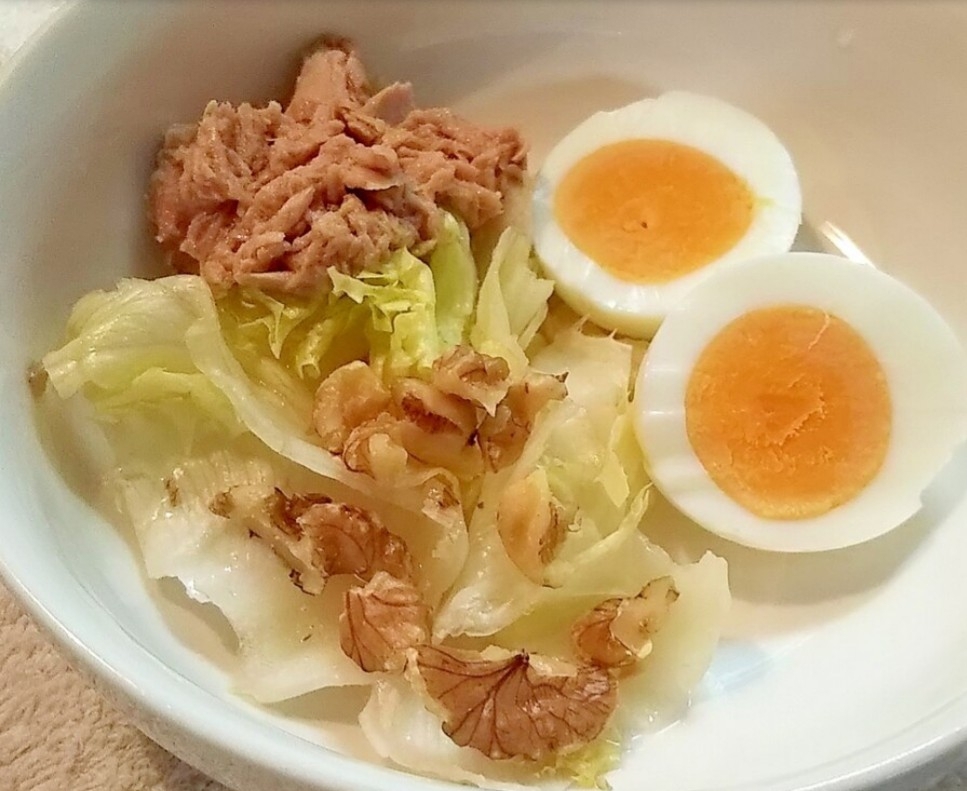 ゆで卵・ツナ・クルミ・レタスのサラダ