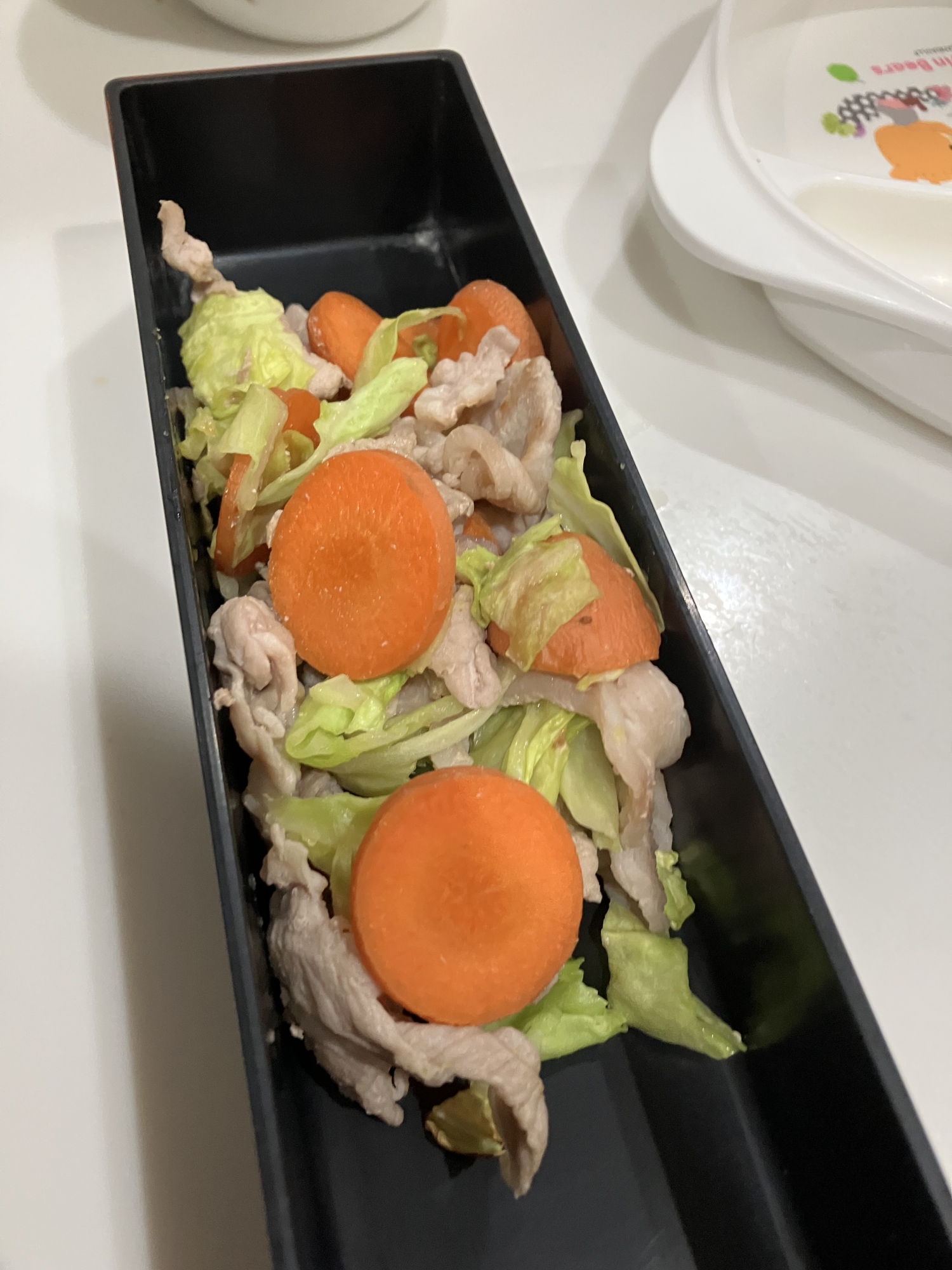 お弁当に人参とキャベツの塩炒め