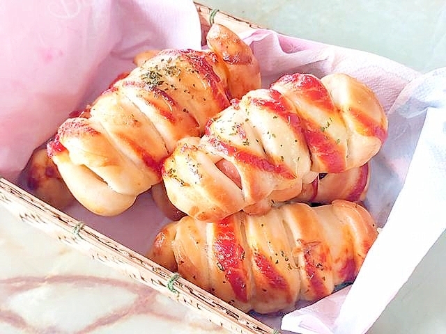 手ごねで作る!ソーセージの縞々パン♪