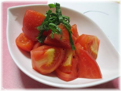 真っ赤なトマトを冷たく冷やしてオリーブオイルが似合いますね（ｖｖ）　大葉の爽やかさもプラス・・あとひと品の箸休めに美味しくいただきました＾＾*