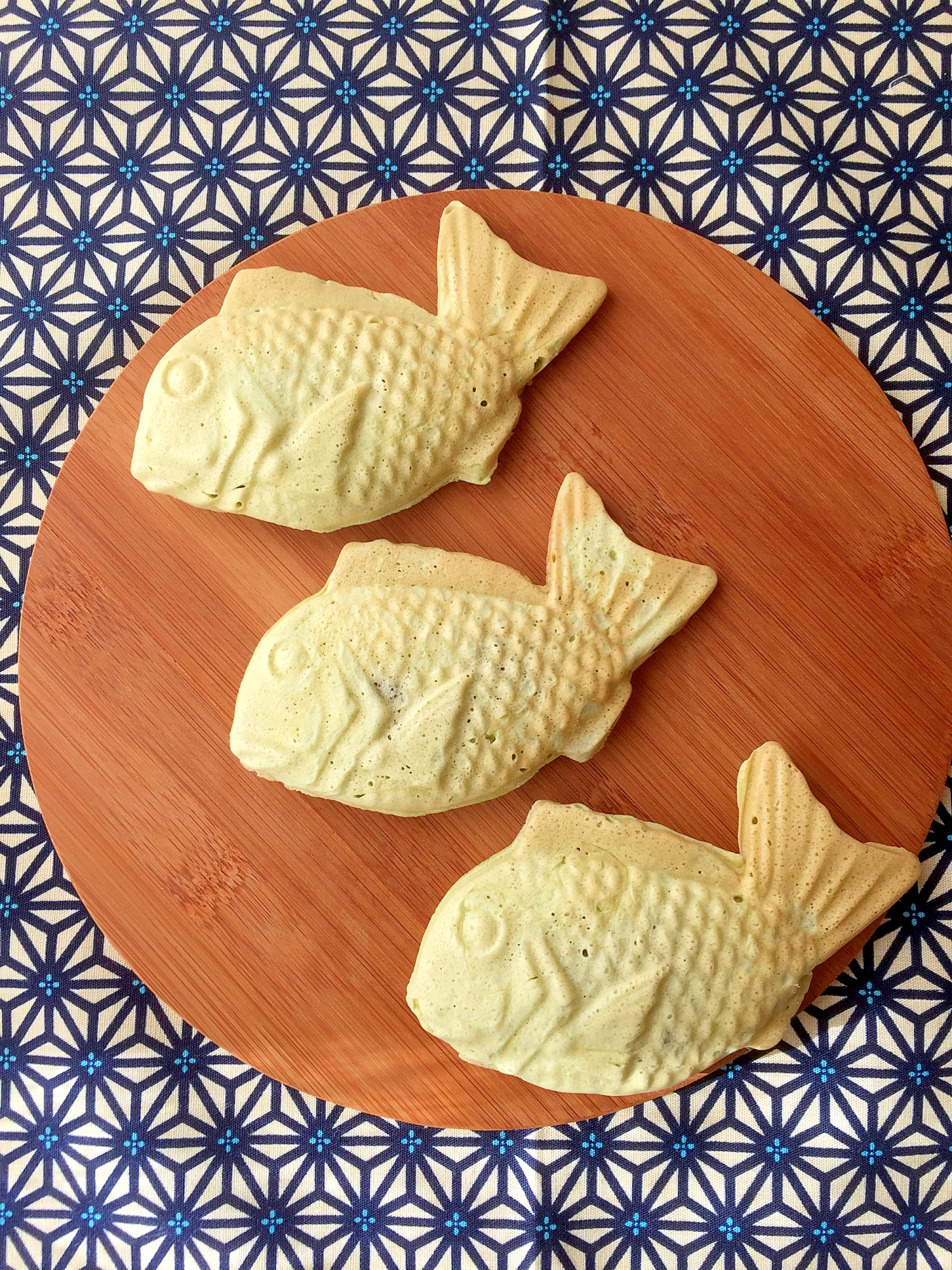 木の皿に盛り付けたグリーンたい焼き