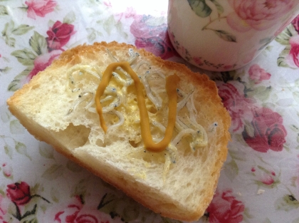 辛子がツ〜んツ〜んツ〜んと、朝の寝ぼけた眼と鼻に来る来る！！笑
パンの上で混ぜるから楽チンね♡嬉
シャキッと元気に今日も頑張れます！旨旨ごち様（＾＿＾）☆