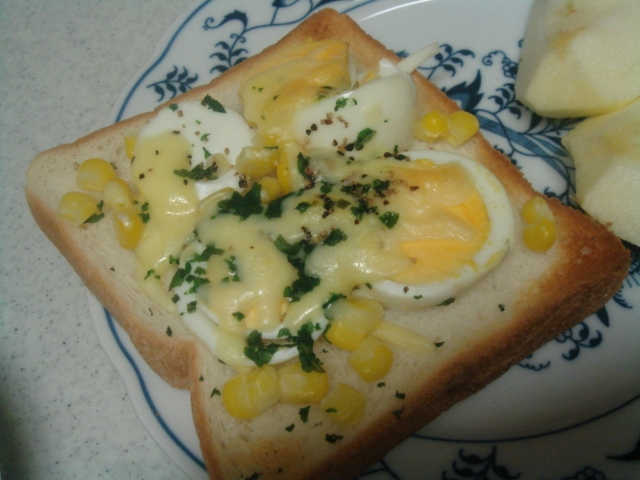 コーンとゆで卵のチーズトースト　バジル風味