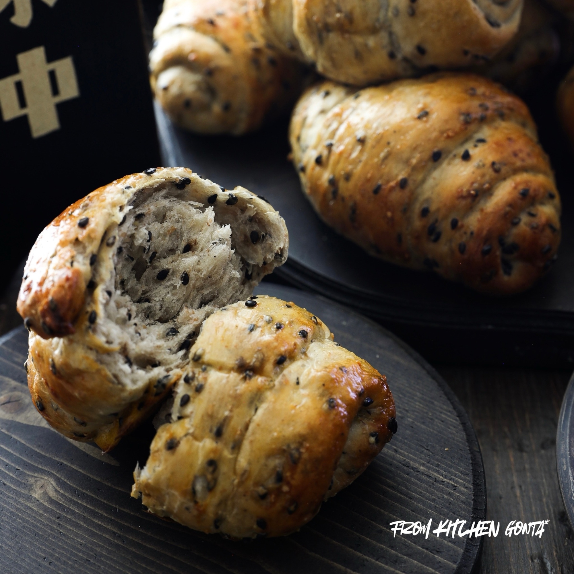 米粉でモチモチ★黒胡麻ロールパン♬