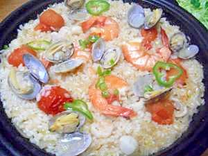 タジン鍋の中のパエリア