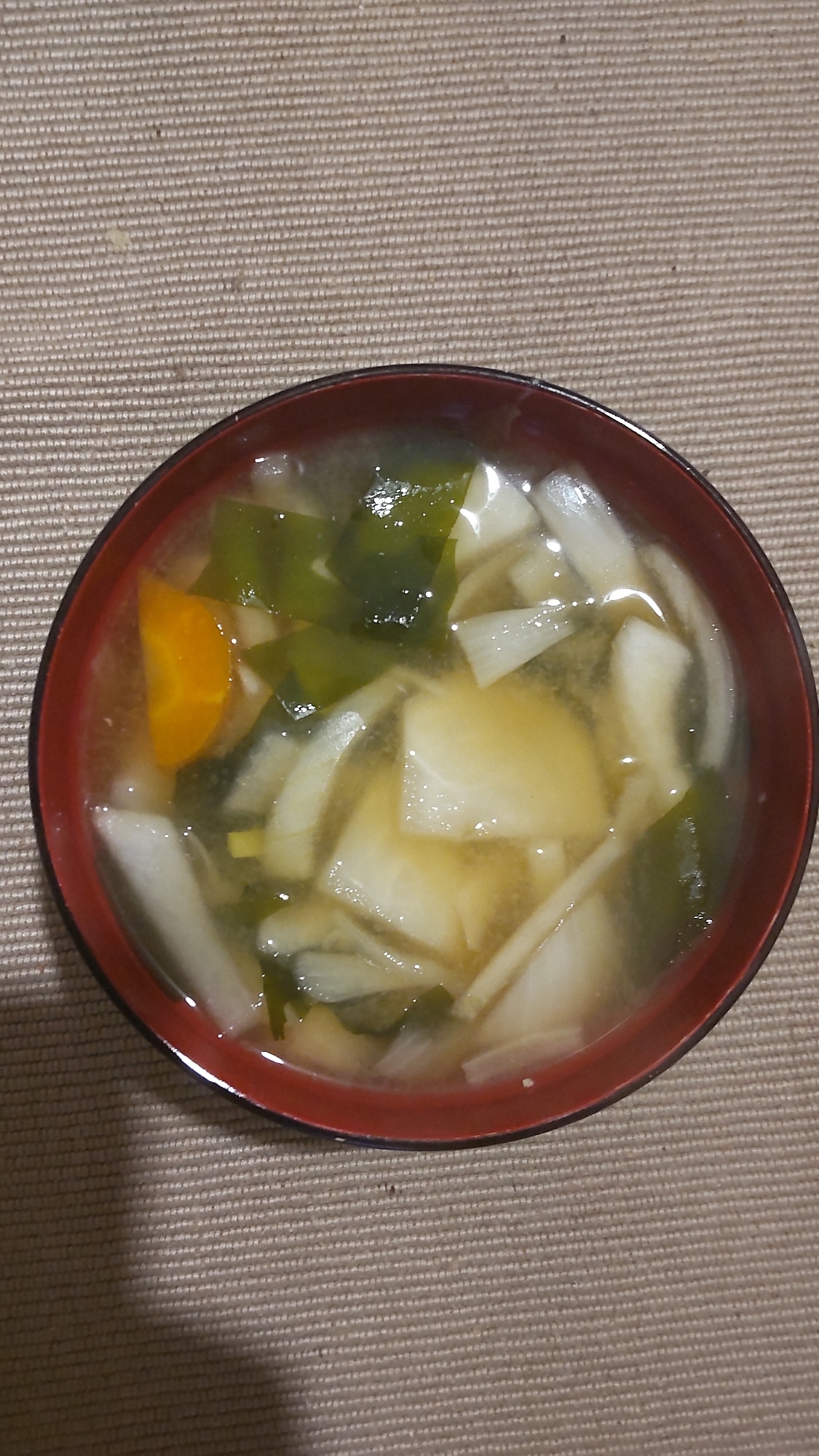 かぶ、わかめ、人参、玉ねぎの味噌汁