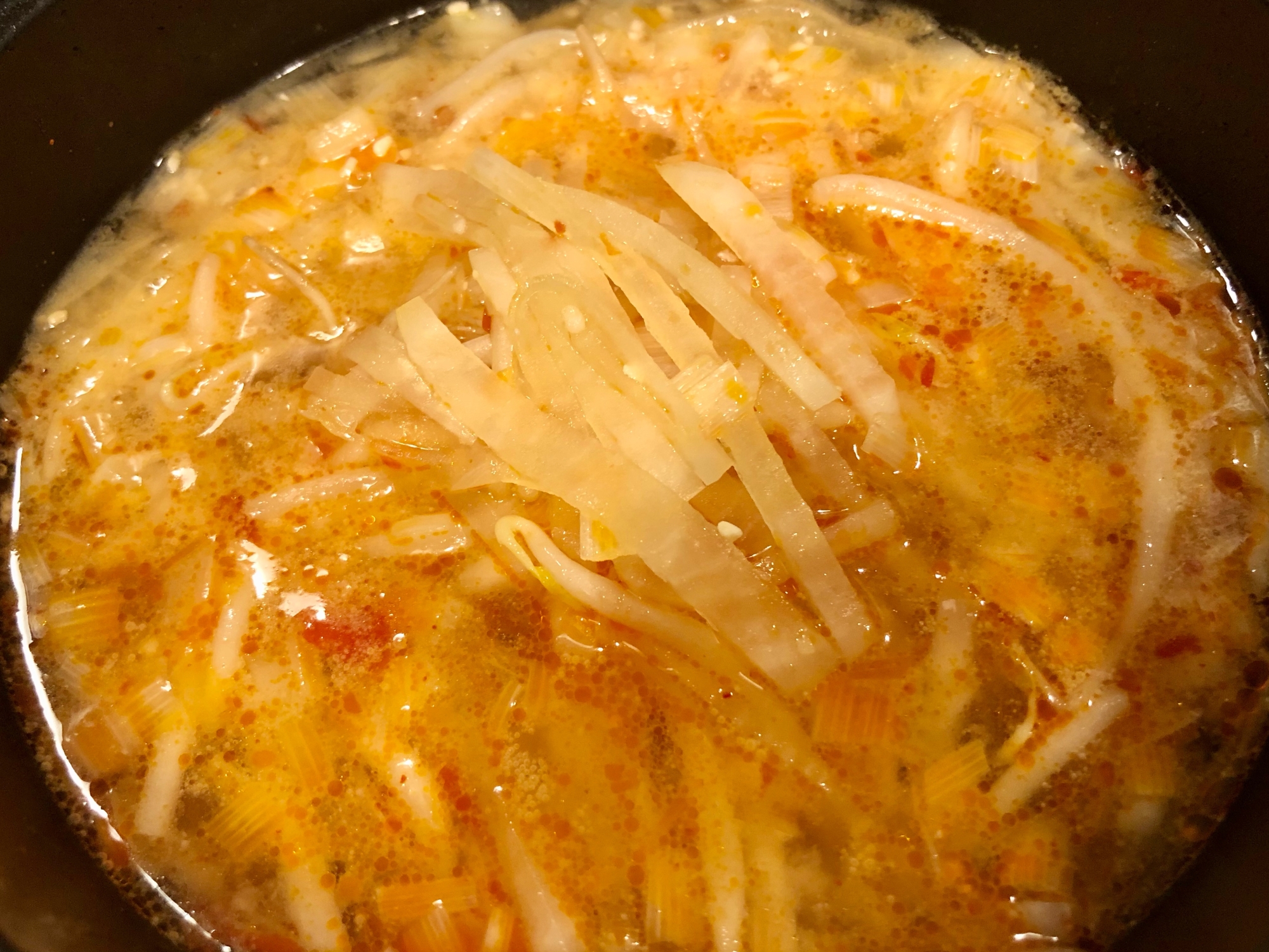 野菜たっぷり♫大根ともやしのピリ辛野菜スープ