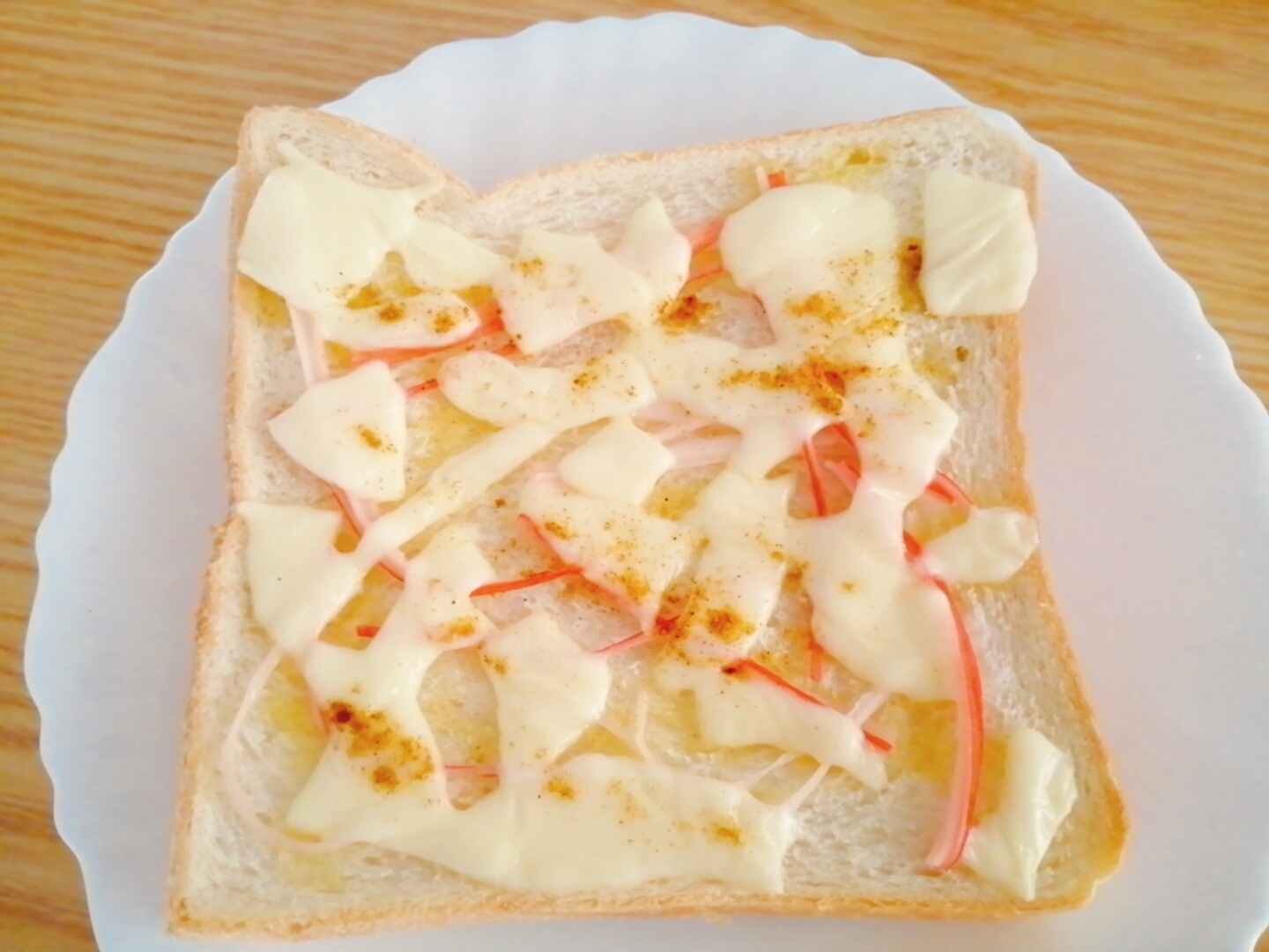 スパイシー☆カニカマとチーズのカレー風味トースト