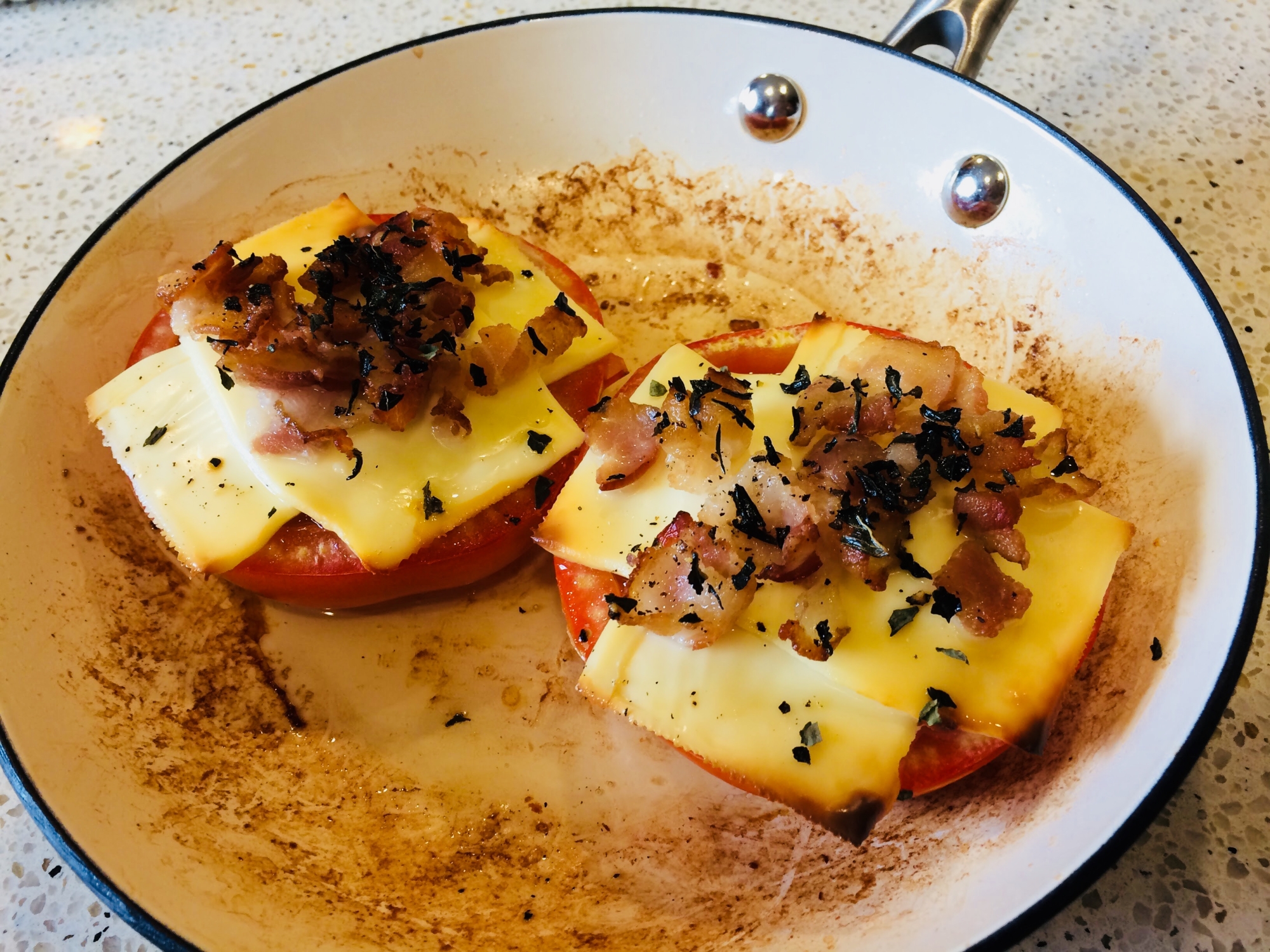 スキレットで作る　トマトチーズ焼き