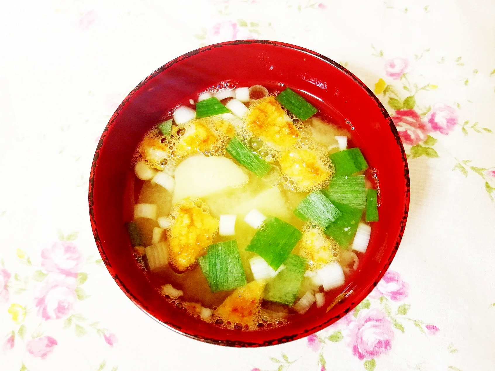 おせんべ入り♪葱とじゃがいものお味噌汁