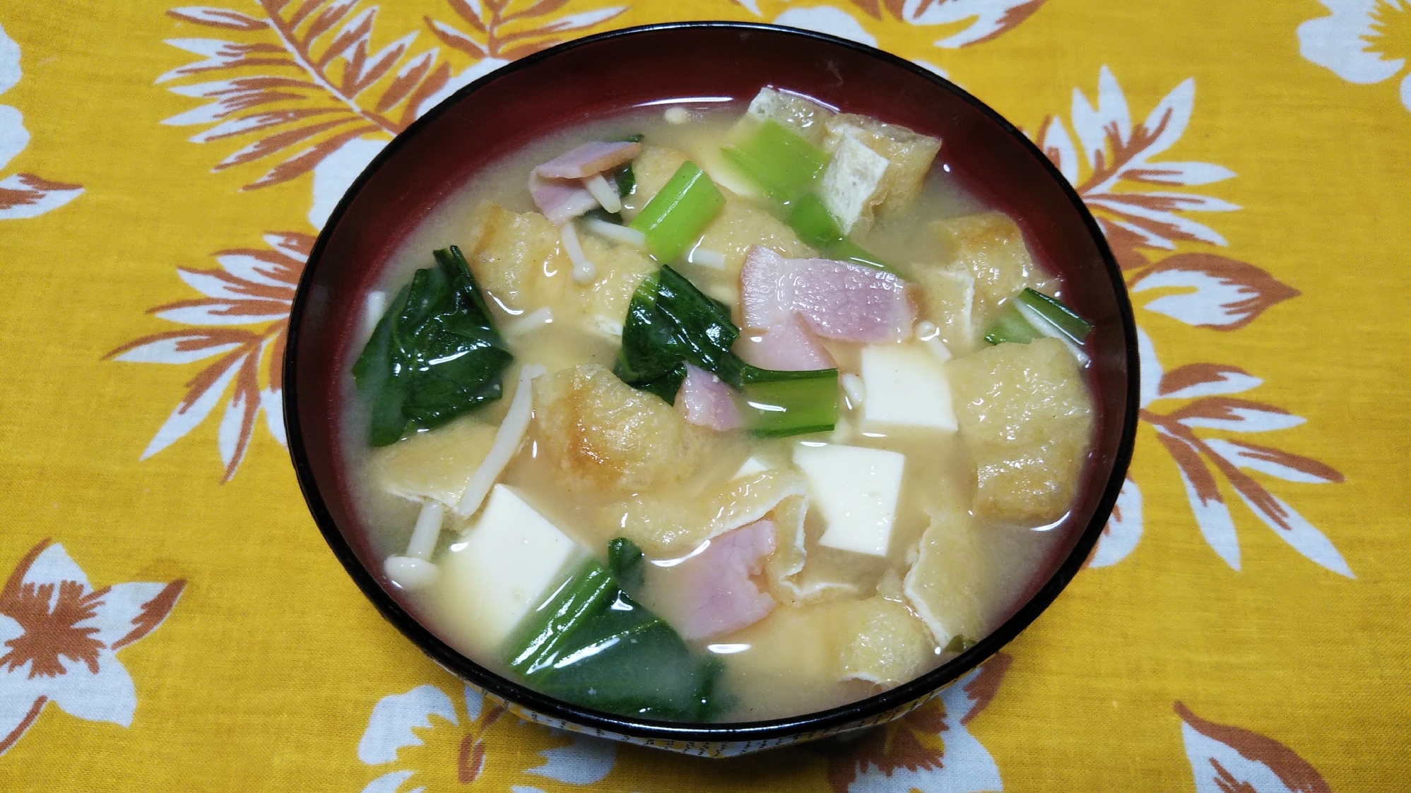 ベーコンと小松菜と油揚げとえのきと豆腐の味噌汁☆