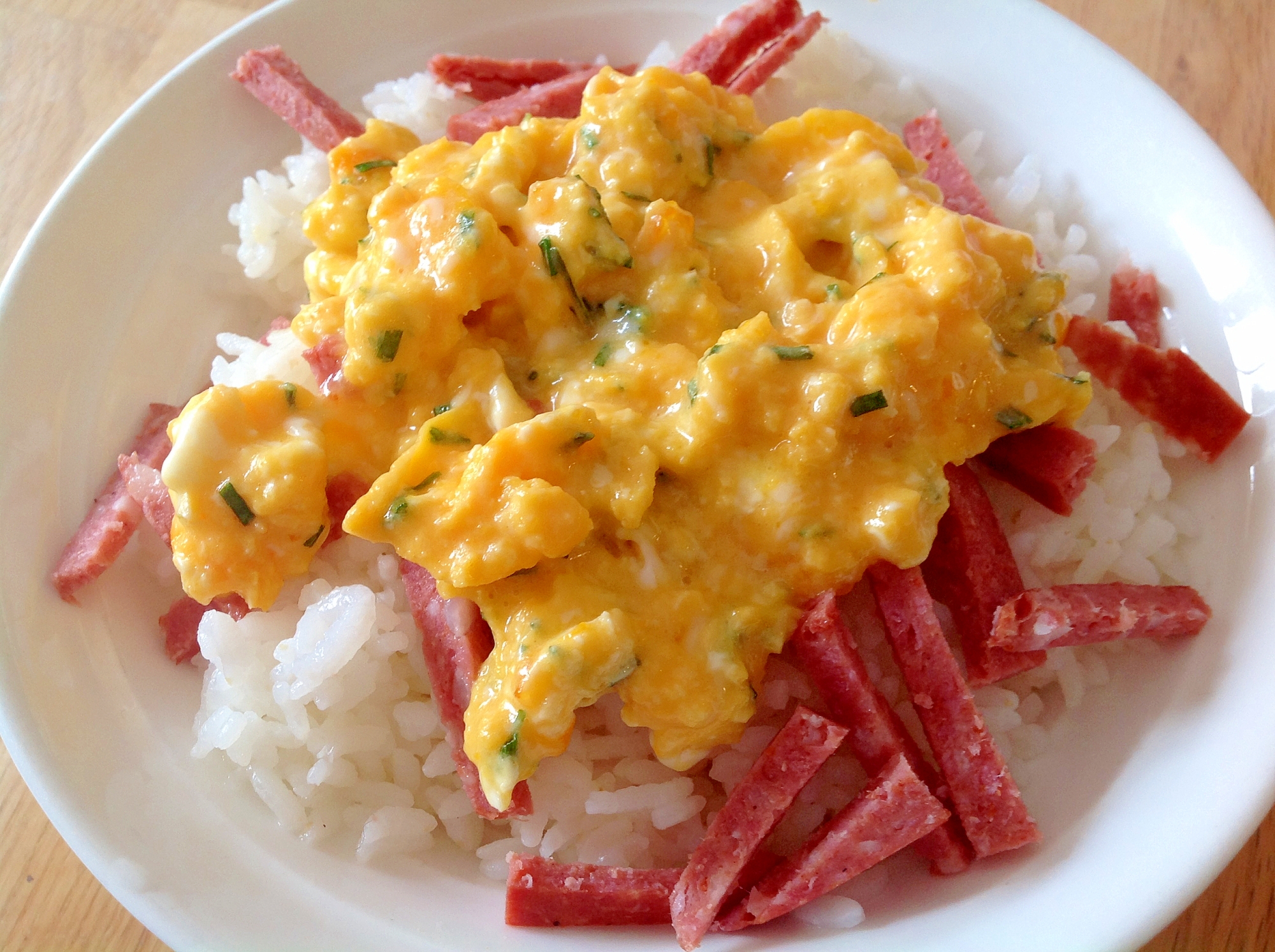 サラミスランブルエッグ丼