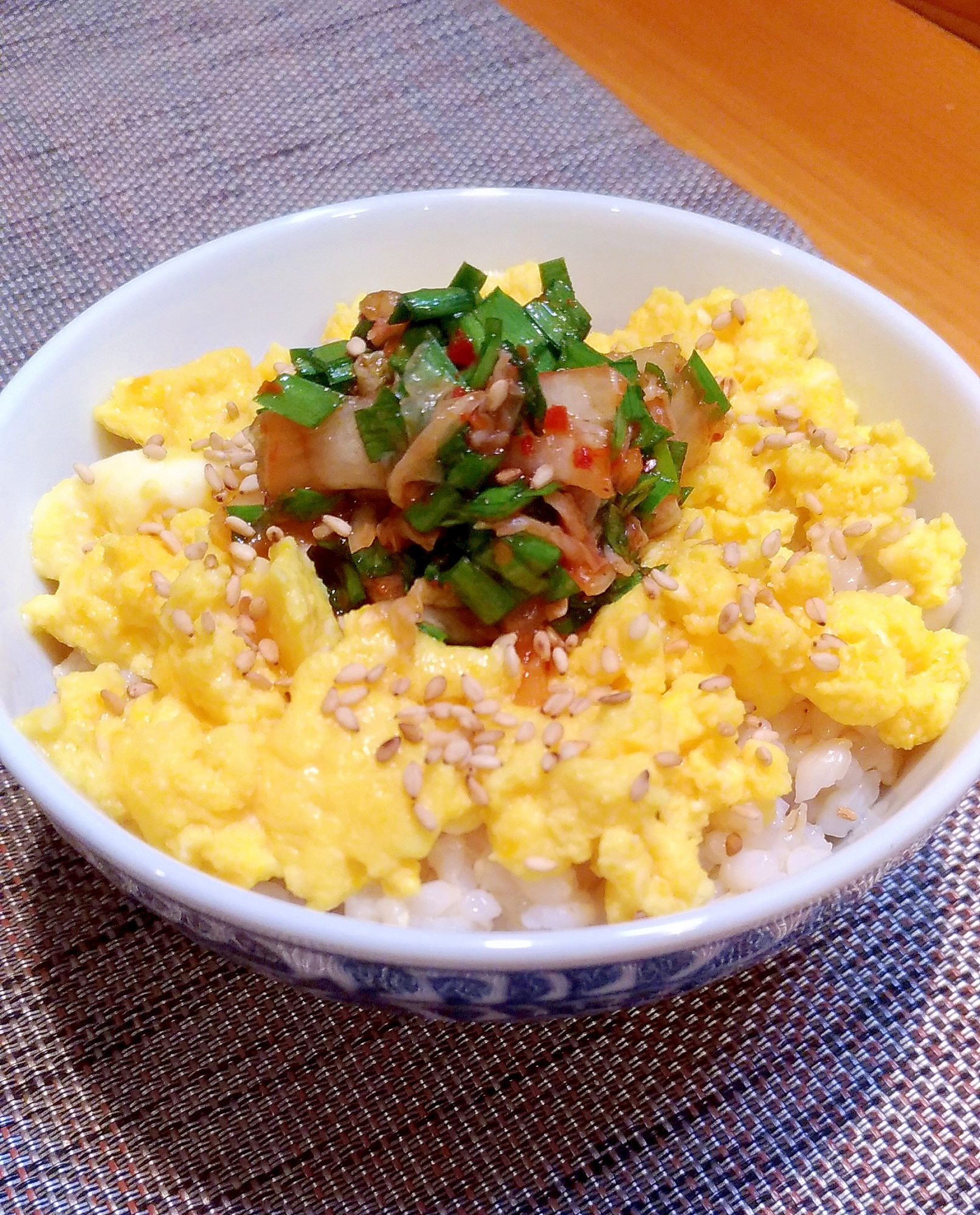 ふわふわ甘酒炒り卵とニラキムチ丼